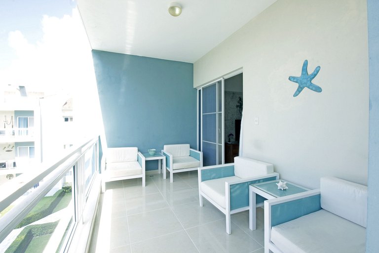 Vista a la piscina con terraza y bbq 2 hab y 2 bañ