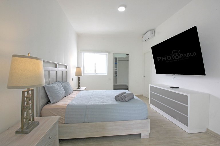 Spacious 1 bedroom PH just steps from the beach