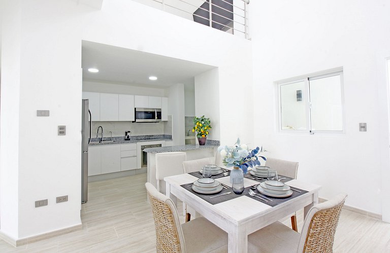 Spacious 1 bedroom PH just steps from the beach