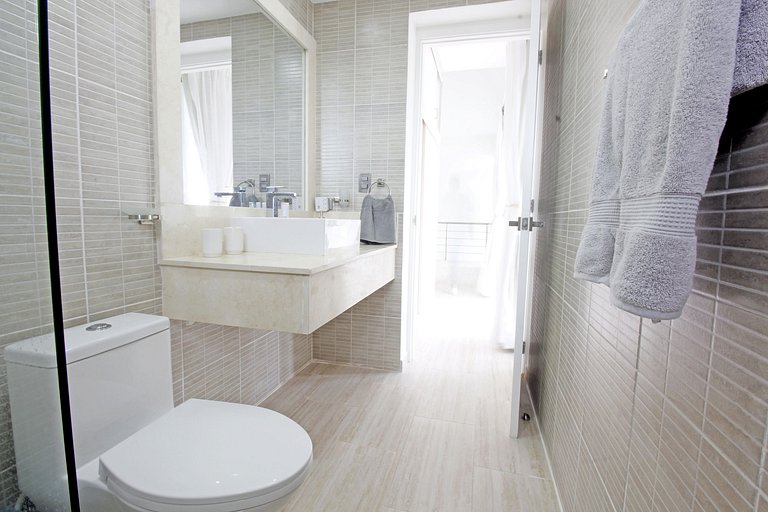 Spacious 1 bedroom PH just steps from the beach