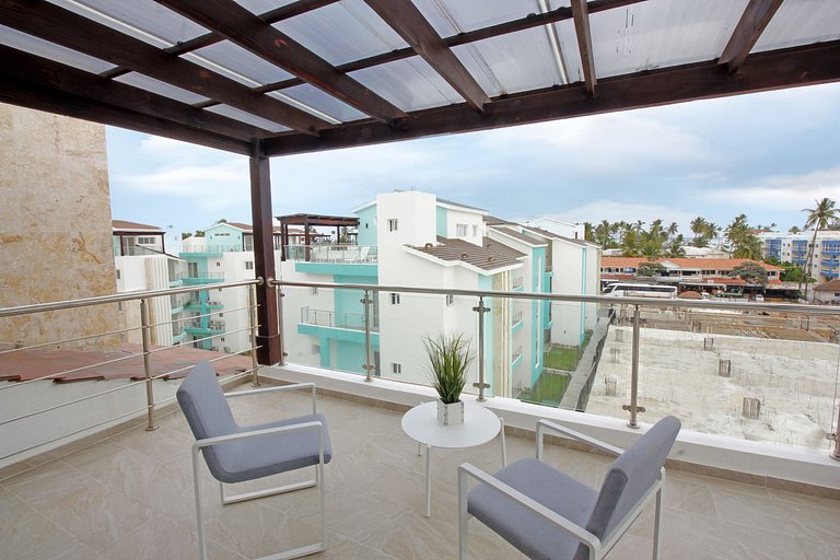Spacious 1 bedroom PH just steps from the beach