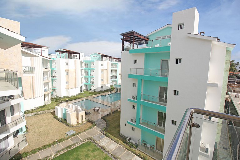 Spacious 1 bedroom PH just steps from the beach
