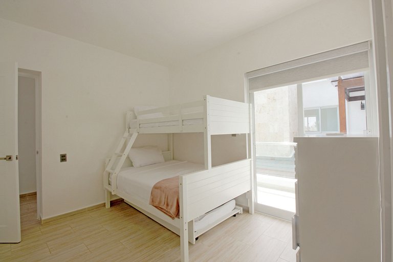 Spacious 3-bedroom PH for 9 people