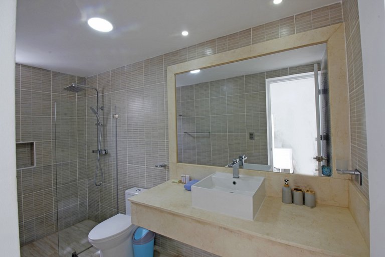 Spacious 3-bedroom PH for 9 people