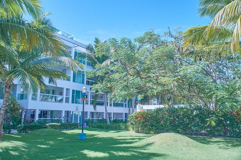 Two minute walk to the beach with a swimming pool