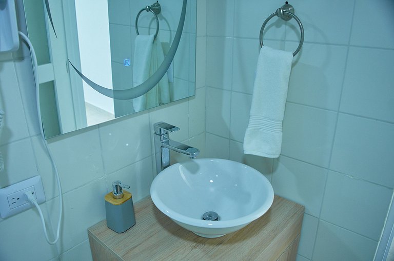 Suitable for 6 people, 2 min from the beach.