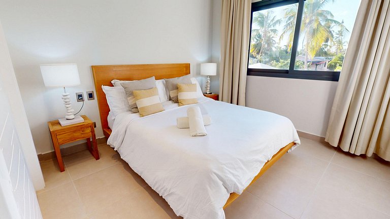 Modern apartment with picuzzy steps from the beach