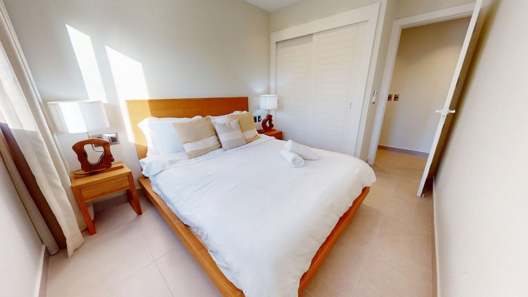 Modern apartment with picuzzy steps from the beach