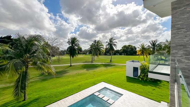 Villa de lujo con beneficios exclusivos en cadena hotelera.