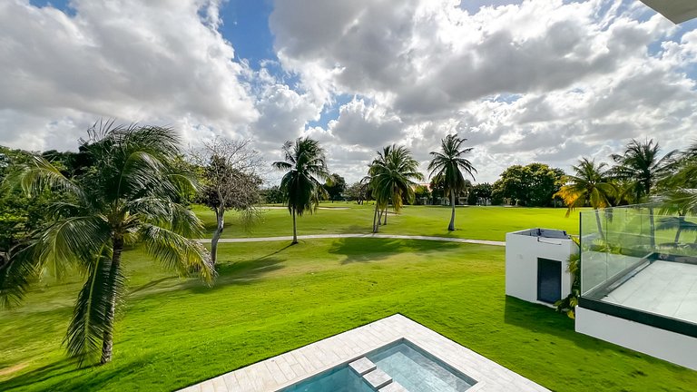 Villa de lujo con beneficios exclusivos en cadena hotelera.