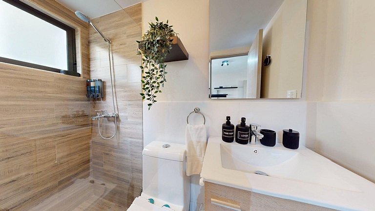 Elegant Apt Near Downtown & Hotspots