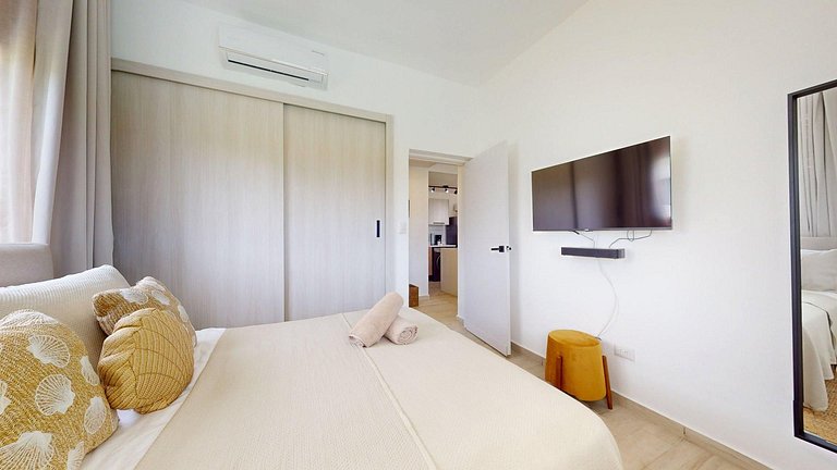 Apartment with beach shuttle and private pool