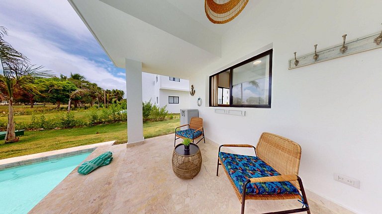 Apartment with beach shuttle and private pool