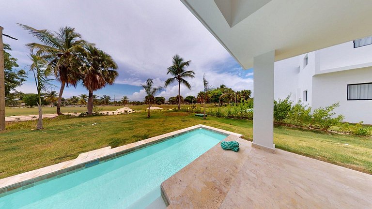 Apartment with beach shuttle and private pool