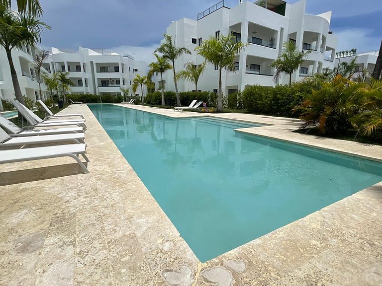 Apartment with beach shuttle and private pool