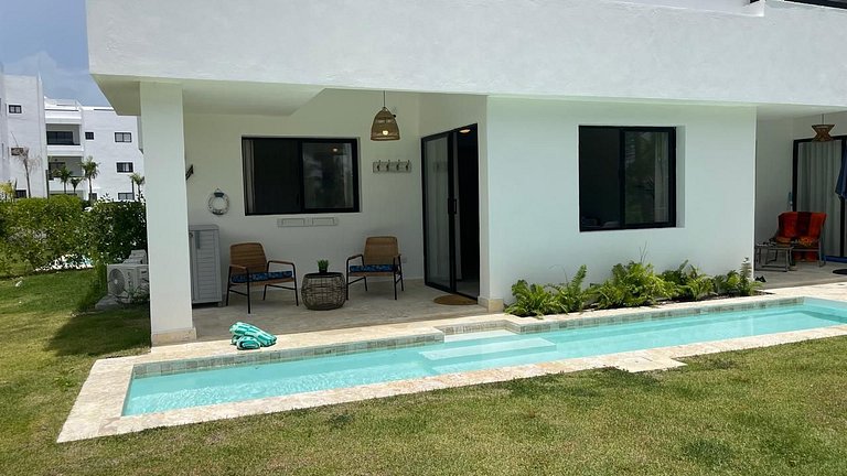 Apartment with beach shuttle and private pool