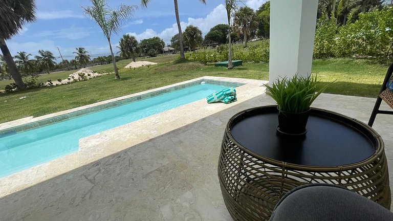 Apartment with beach shuttle and private pool