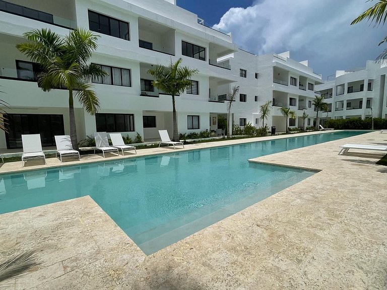 Apartment with beach shuttle and private pool