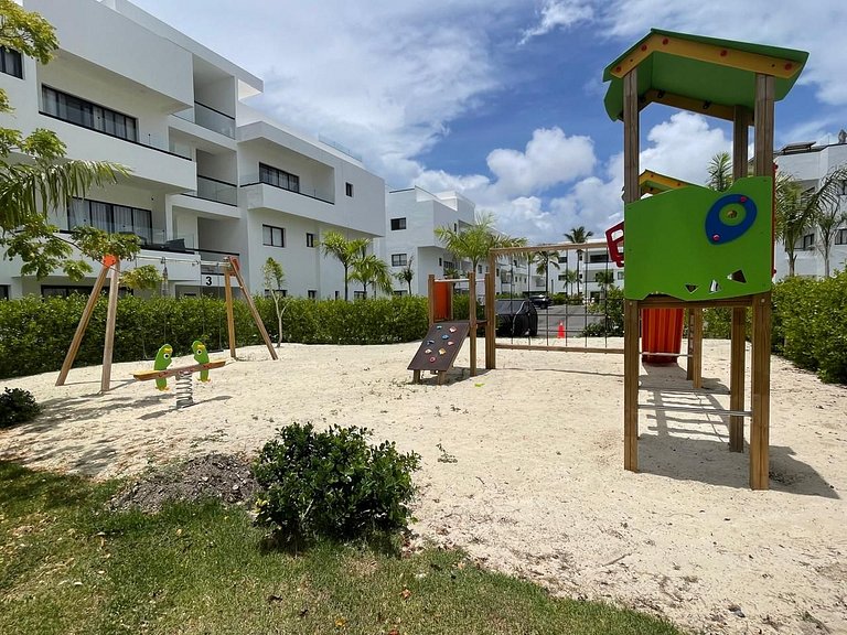 Apartment with beach shuttle and private pool