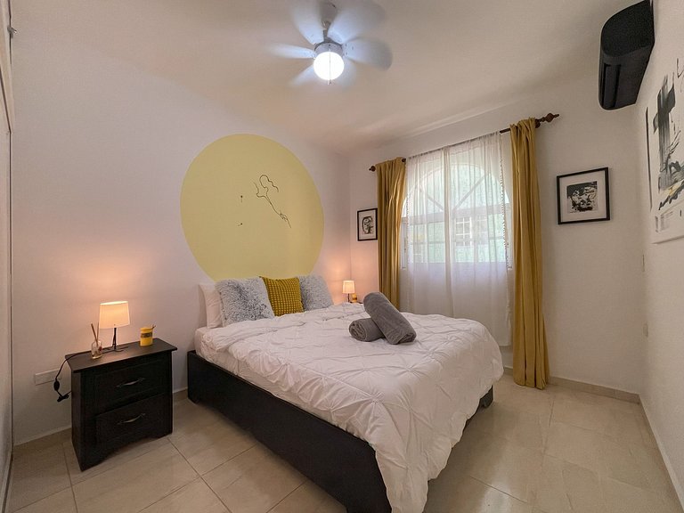 Apartamento con Estilo y Piscina, cerca de Playa