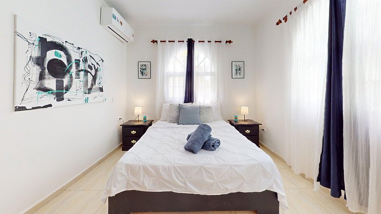 Stylish Apartment with Pool, Steps from the Beach
