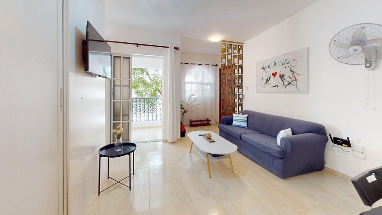 Stylish Apartment with Pool, Steps from the Beach