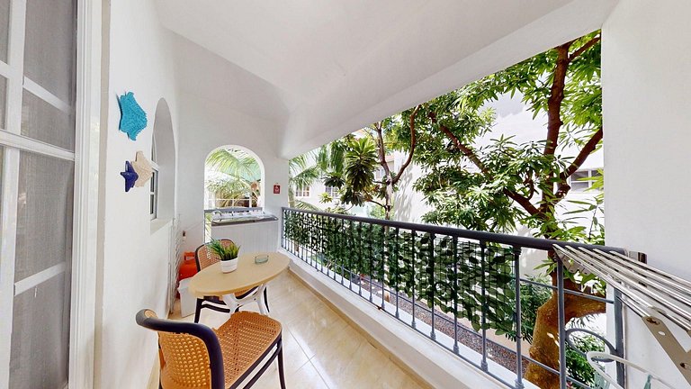Stylish Apartment with Pool, Steps from the Beach