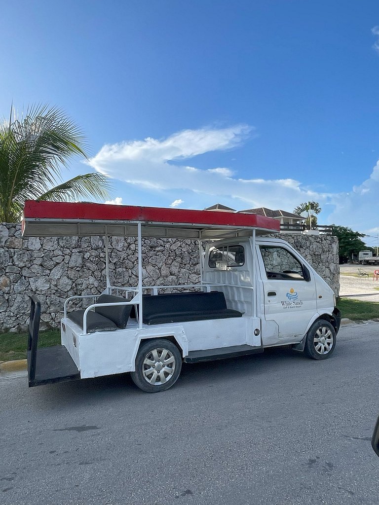 Apartment with beach shuttle and private pool