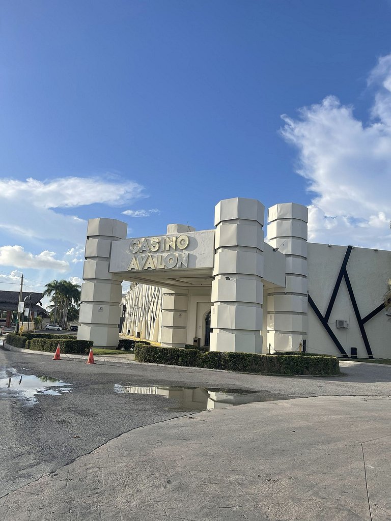 Apartment with beach shuttle and private pool