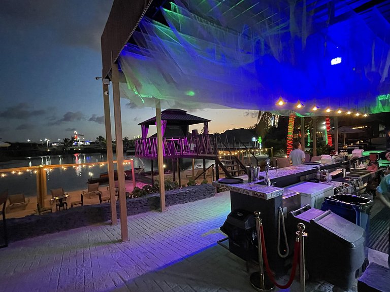 A pasos de Coco Bongo y la vida nocturna
