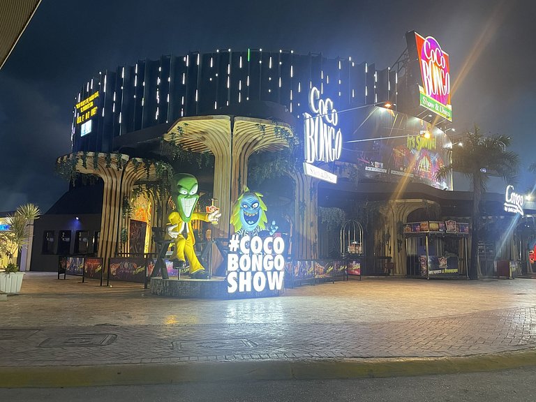 A pasos de Coco Bongo y la vida nocturna