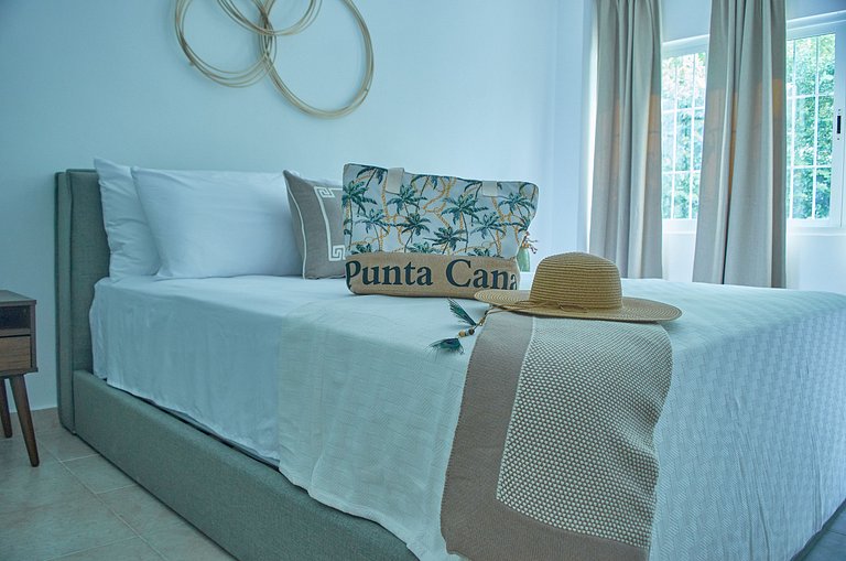 Sleeps 6, steps from the beach and with a pool