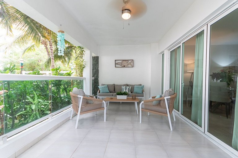 Two minute walk to the beach with a swimming pool