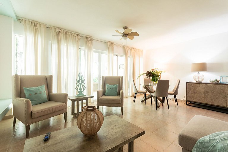 Two minute walk to the beach with a swimming pool