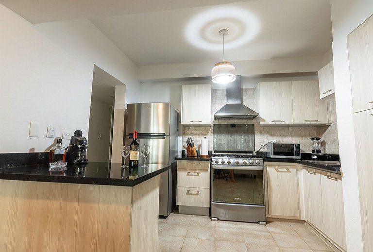 A dos minutos caminando de la playa con piscina.