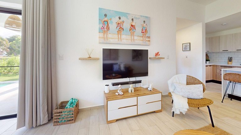 Apartment with beach shuttle and private pool