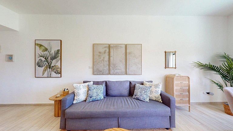 Apartment with beach shuttle and private pool