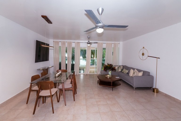 Suitable for 6 people, 2 min from the beach.