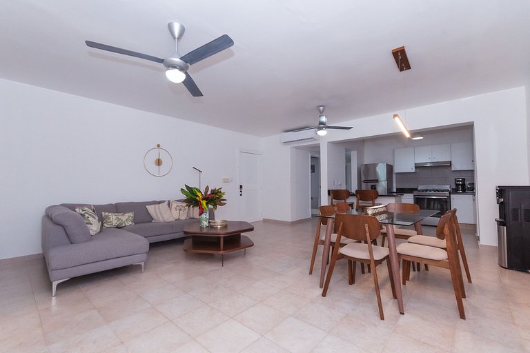 Suitable for 6 people, 2 min from the beach.