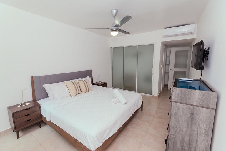 Suitable for 6 people, 2 min from the beach.