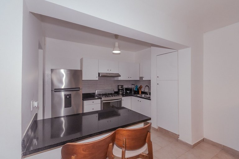 Suitable for 6 people, 2 min from the beach.