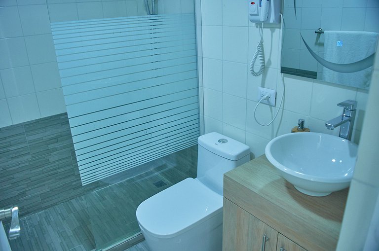 Suitable for 6 people, 2 min from the beach.