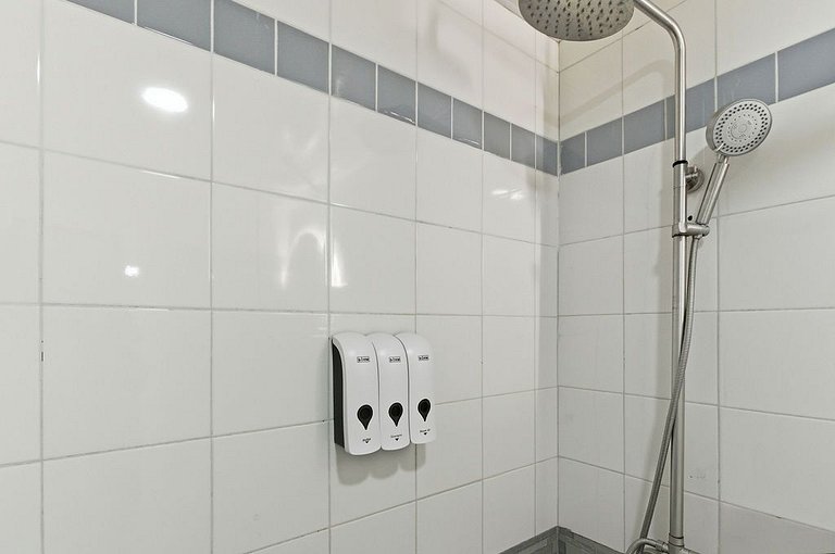 Suitable for 6 people, 2 min from the beach.