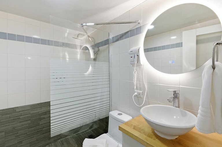 Suitable for 6 people, 2 min from the beach.