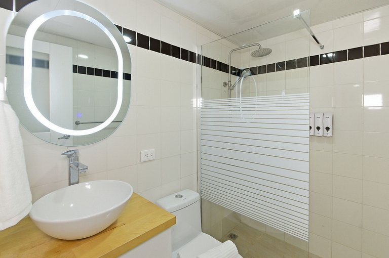 Suitable for 6 people, 2 min from the beach.