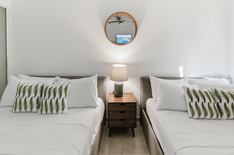 Suitable for 6 people, 2 min from the beach.