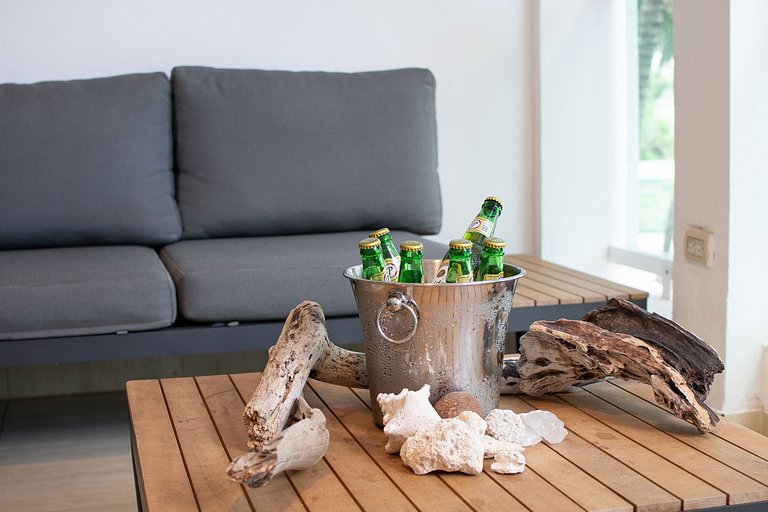 Suitable for 6 people, 2 min from the beach.