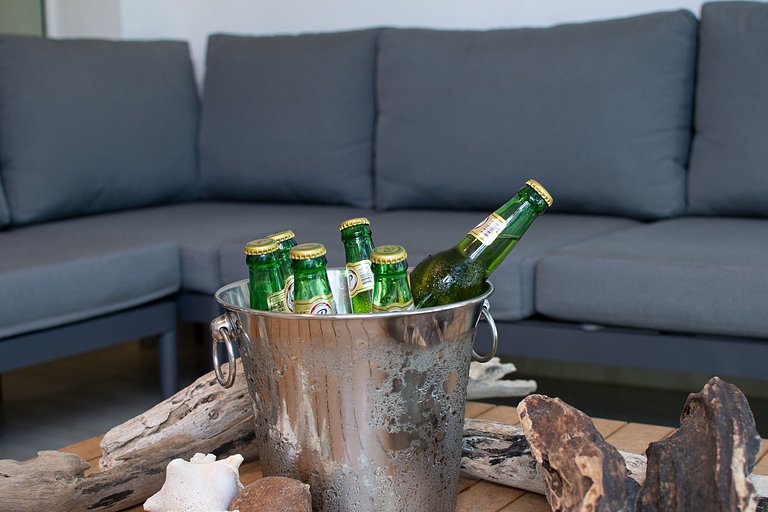 Suitable for 6 people, 2 min from the beach.