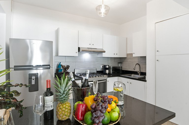 Suitable for 6 people, 2 min from the beach.