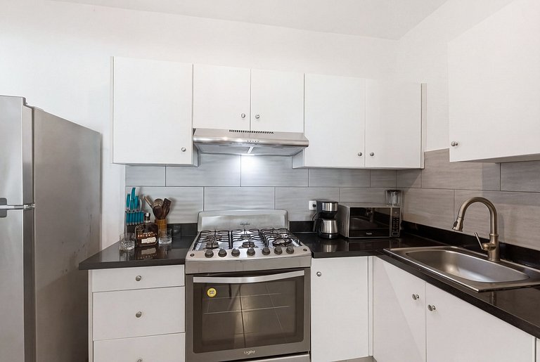 Suitable for 6 people, 2 min from the beach.